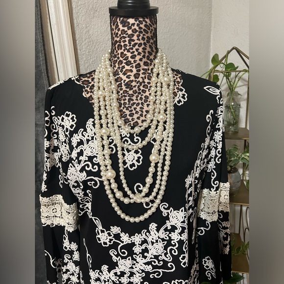 Black and White always wins. Throw on some pumps and pearls and you’re set. - Picture 2 of 3